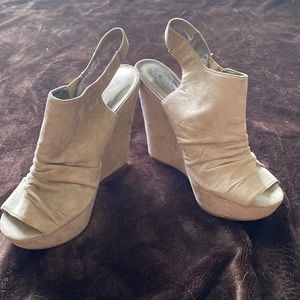 Carlos gray wedges